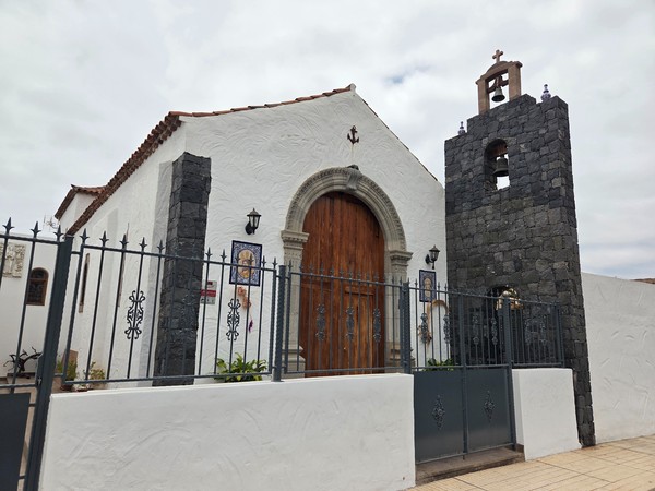 Fachada encalada y campanario de piedra de la Ermita de la Viña.