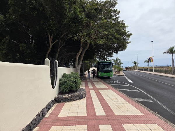 Parada de la guagua 417 en la avenida del Barranco de Adeje.