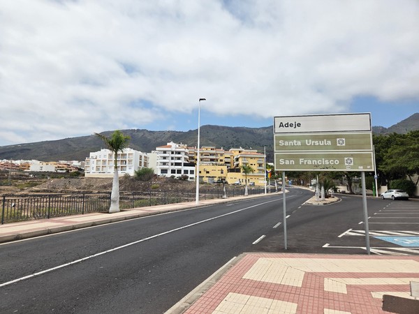 Señal direccional hacia los barrios de Santa Úrsula y San Francisco en Adeje.