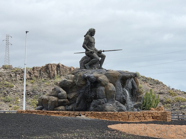 Estatua del mencey guanche Tinerfe sentado sobre un roquedal.
