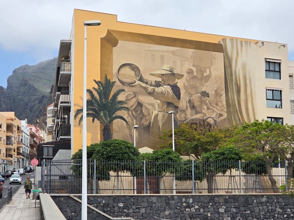 Gran mural alusivo a la agricultura en una fachada del centro de Adeje.