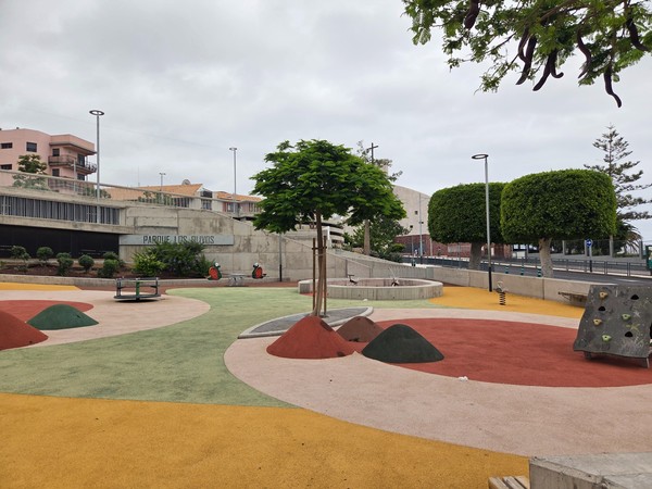 Área infantil de colores en el Parque Los Olivos.