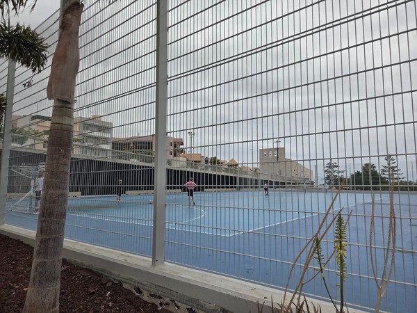 Cancha polideportiva azul en el Parque Los Olivos.