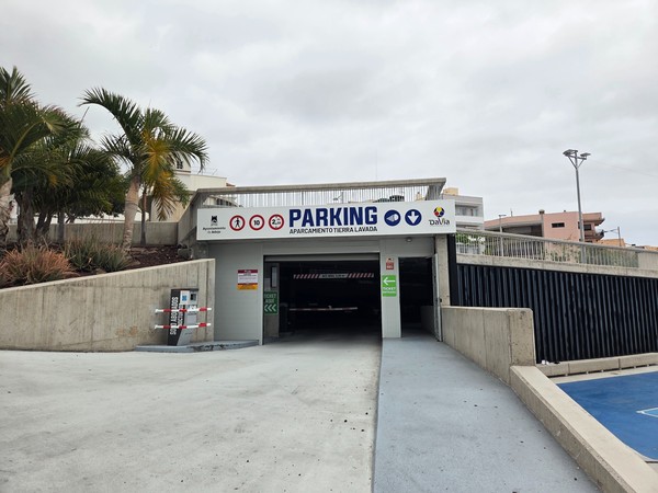 Entrada al aparcamiento subterráneo del Parque Los Olivos.