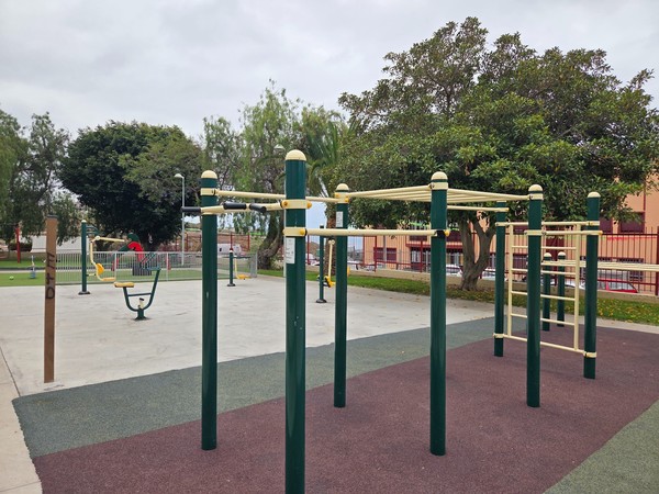 Equipamiento de calistenia y juegos en el Parque Santa Úrsula.