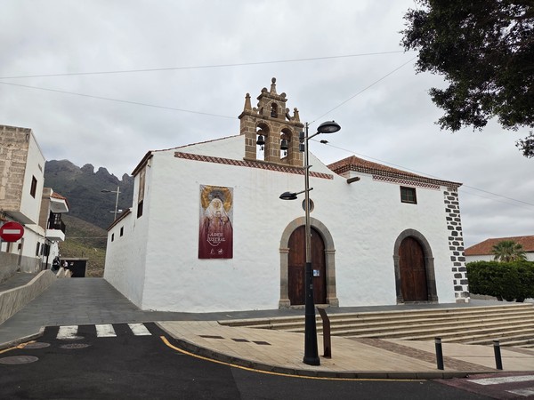 Iglesia de Santa Úrsula con campanario de estilo canario en Adeje.