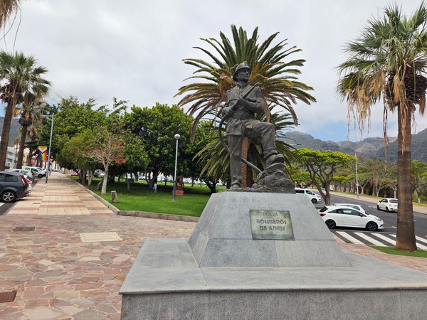 Monumento al bombero en la plaza Bomberos de Adeje.