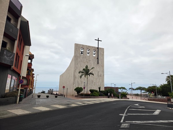Iglesia moderna de San José de Los Olivos junto al mar.